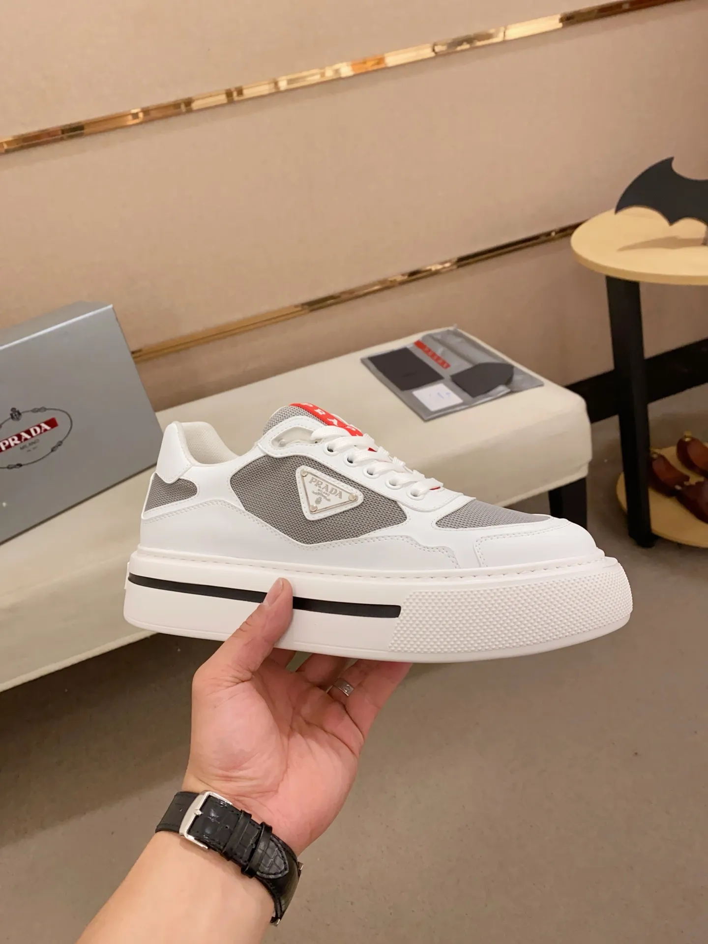 Men's shoes 💰 580💰 ✔️✔️✔️Higher version High-quality new PRADA (Prada) counters are launched simultaneously, new men's shoes, 😘fabrics are selected from breathable fly weave fabrics. Lining: Imported cowhide leather lining. 👍🏿High-end☄️Open-molded non-slip rubber outsole, exquisite lines, simple and elegant, comfortable and high-end for leisure travel. Number of yards: 38 to 44.